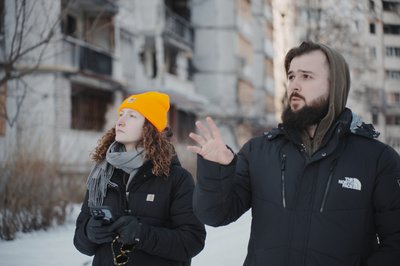 Вероніка Томаско-Сільва і Кирило Зарубін під час екскурсії Північною Салтівкою, Харків, 19 лютого 2025 року Вероніка Томаско-Сільва і Кирило Зарубін під час екскурсії Північною Салтівкою, Харків, 19 лютого 2025 року