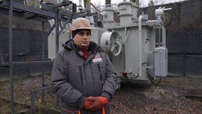 РФ атакувала енергетиків дронами: до роботи повернулись два працівники, один ще у лікарні РФ атакувала енергетиків дронами: до роботи повернулись два працівники, один ще у лікарні