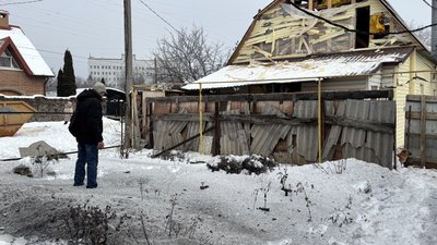 Пошкодження у дворі від влучання дрона у Чугуєві Пошкодження у дворі від влучання дрона у Чугуєві