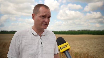 "Кулі пилюку підіймали під ногами": як жнивують на прифронтовій Сумщині "Кулі пилюку підіймали під ногами": як жнивують на прифронтовій Сумщині