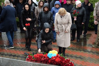 Під дощем і з квітами: на Черкащині вшанували пам'ять учасників Революції Гідності Під дощем і з квітами: на Черкащині вшанували пам'ять учасників Революції Гідності