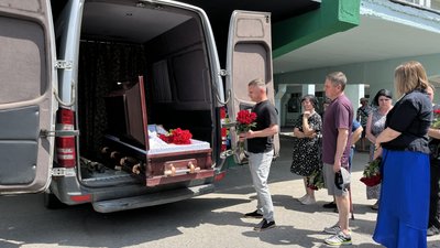 Біля стадіону у Полтаві влаштували прощання із журналістом і коментатором Олександром Тингаєвим Біля стадіону у Полтаві влаштували прощання із журналістом і коментатором Олександром Тингаєвим
