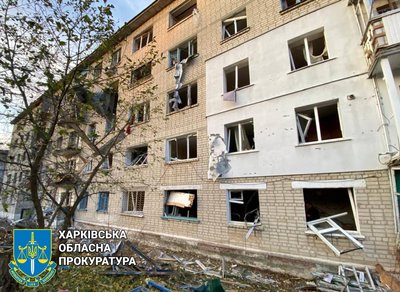 У Купʼянську авіаційний боєприпас влучив у пʼятиповерхівку ввечері 1 листопада У Купʼянську авіаційний боєприпас влучив у пʼятиповерхівку ввечері 1 листопада