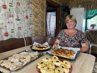 "Переживаю за них". Волонтерка з Кролевеччини Євгенія Верещага готує для військових "Переживаю за них". Волонтерка з Кролевеччини Євгенія Верещага готує для військових