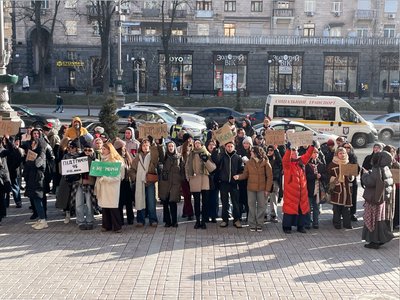 "Підтримую 46" та "Не мовчи" під Молодим Театром триває мітинг проти сексуального насильства в театрах "Підтримую 46" та "Не мовчи" під Молодим Театром триває мітинг проти сексуального насильства в театрах
