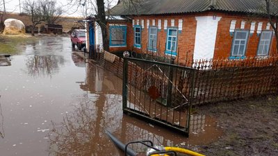 На Кіровоградщині рятувальники 120 разів відкачували воду з підвалів та дворів На Кіровоградщині рятувальники 120 разів відкачували воду з підвалів та дворів