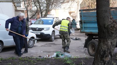 Як у Хмельницькому ліквідовують наслідки обстрілу — фоторепортаж