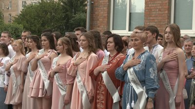 "Це найкращі роки мого життя": у Черкасах для школярів пролунав останній дзвоник "Це найкращі роки мого життя": у Черкасах для школярів пролунав останній дзвоник