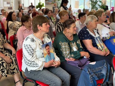 Рідні безвісти зниклих та полонених захисників тримають їхні портрети Рідні безвісти зниклих та полонених захисників тримають їхні портрети