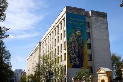 "Слава Україні": розстріляному військовому присвятили мурал у центрі Києва "Слава Україні": розстріляному військовому присвятили мурал у центрі Києва