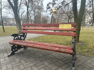У парках Павлограда рідні загиблих воїнів встановили таблички пам'яті У парках Павлограда рідні загиблих воїнів встановили таблички пам'яті