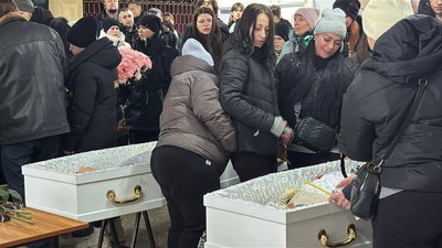 "Дуже добра пара була": у Запоріжжі попрощались з 18-річними Софією Осадчою та Степаном Штиком, котрих вбив дрон РФ "Дуже добра пара була": у Запоріжжі попрощались з 18-річними Софією Осадчою та Степаном Штиком, котрих вбив дрон РФ