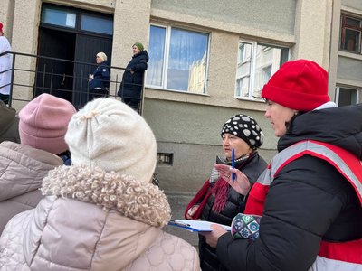 "Тепер нам стане трохи легше": черкаські пенсіонери отримали гуманітарну допомогу "Тепер нам стане трохи легше": черкаські пенсіонери отримали гуманітарну допомогу
