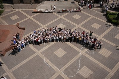 З обрисами карти України: біля кропивницького університету влаштували акцію до Дня вишиванки З обрисами карти України: біля кропивницького університету влаштували акцію до Дня вишиванки