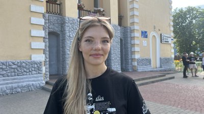 Комунікаційниця команди "Віднова:UA" Єлизавета Солодько у Рогані під Харковом Комунікаційниця команди "Віднова:UA" Єлизавета Солодько у Рогані під Харковом