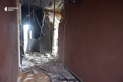 «У даху дірка»: мешканці пошкодженої під час атаки РФ багатоповерхівки в Одесі розповіли про момент удару «У даху дірка»: мешканці пошкодженої під час атаки РФ багатоповерхівки в Одесі розповіли про момент удару