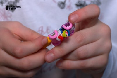 В'яже пледи та готує корисні суміші: В Одесі 7-річна дівчинка допомагає ЗСУ В'яже пледи та готує корисні суміші: В Одесі 7-річна дівчинка допомагає ЗСУ