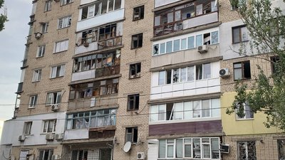 Пошкоджений будинок внаслідок російської ракетної атаки по Миколаєву, 19 липня 2024 року Пошкоджений будинок внаслідок російської ракетної атаки по Миколаєву, 19 липня 2024 року