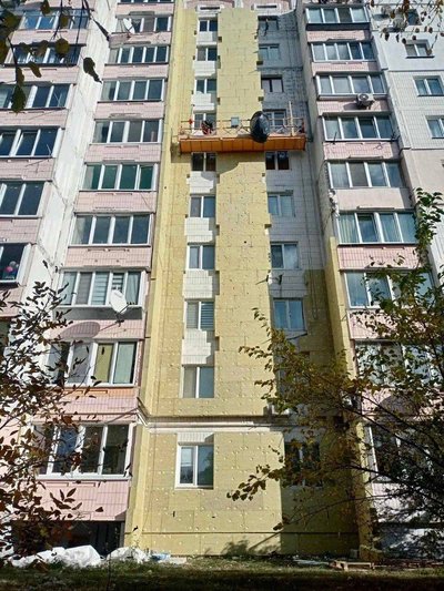 У Валькові відновлюють пошкоджену вибуховою хвилею багатоповерхівку У Валькові відновлюють пошкоджену вибуховою хвилею багатоповерхівку