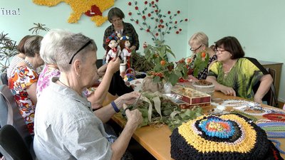 У Вінниці в'яжуть шкарпетки, нашоломники та піддупники для оборонців У Вінниці в'яжуть шкарпетки, нашоломники та піддупники для оборонців