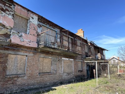 Два роки після влучання ракети у гуртожиток у Супрунівці: чому його досі не відновили Два роки після влучання ракети у гуртожиток у Супрунівці: чому його досі не відновили