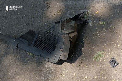 Уламок машини після стрілянини в Одесі