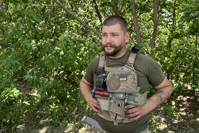 Військовослужбовці інженери пілоти дрони ударний безпілотник "Кажан" 25 окрема повітрянодесантна Січеславська бригада головний сержант взводу 25 Січеславської бригади на псевдо "Вус" Донецька область Військовослужбовці інженери пілоти дрони ударний безпілотник "Кажан" 25 окрема повітрянодесантна Січеславська бригада головний сержант взводу 25 Січеславської бригади на псевдо "Вус" Донецька область