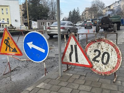 «Є проблема»: що кажуть водії про стан доріг в Ужгороді після танення снігу «Є проблема»: що кажуть водії про стан доріг в Ужгороді після танення снігу