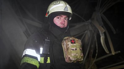 Рятувальник ДСНС на місці влучання дронами по підприємствах в Основ'янському районі Харкова, 8 квітня 2025 року Рятувальник ДСНС на місці влучання дронами по підприємствах в Основ'янському районі Харкова, 8 квітня 2025 року