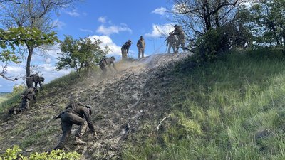 Морпіхи намагаються подолати схил Морпіхи намагаються подолати схил