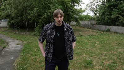 Стрімер на Twitch Віталій Кушнірик на подвірʼї в Оршівцях Стрімер на Twitch Віталій Кушнірик на подвірʼї в Оршівцях