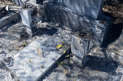 В Одесі через російську атаку пошкоджено кладовище: фото В Одесі через російську атаку пошкоджено кладовище: фото