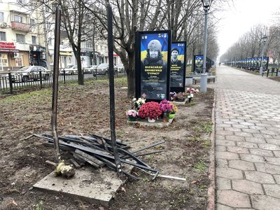 Як у Полтаві відновлюватимуть зруйновані внаслідок ДТП щити на Алеї Героїв Як у Полтаві відновлюватимуть зруйновані внаслідок ДТП щити на Алеї Героїв