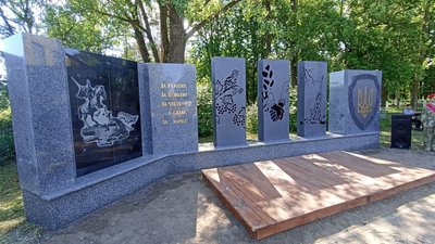 СтелаПам’яті загиблим випускникам коледжу СтелаПам’яті загиблим випускникам коледжу