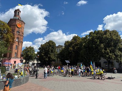 У Вінниці відбувся благодійний «Велопарад у вишиванках» У Вінниці відбувся благодійний «Велопарад у вишиванках»