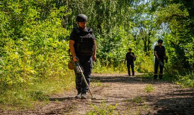 Рятувальники шукають небезпечні предмети по території Рятувальники шукають небезпечні предмети по території