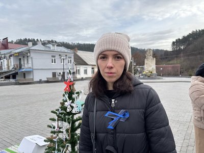 Світлана Кузмінчук, акція на підтримку військовополонених і зниклих безвісти, акція у Кременці, Тернопільщина, 9 грудня 2025 року Світлана Кузмінчук, акція на підтримку військовополонених і зниклих безвісти, акція у Кременці, Тернопільщина, 9 грудня 2025 року