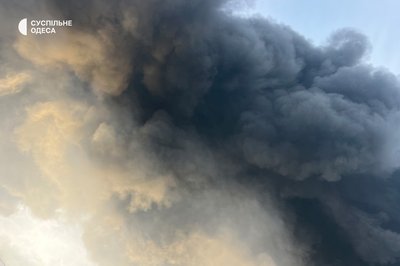 Стовп диму, пошкоджений будинок та вибиті вікна: фото наслідків атаки на Одесу 10 березня Стовп диму, пошкоджений будинок та вибиті вікна: фото наслідків атаки на Одесу 10 березня