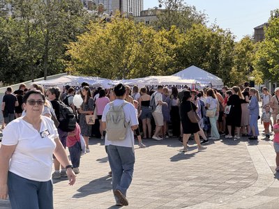 "Книга збагачує людей". У Дніпрі провели захід, під час якого містяни могли обмінятися книжками "Книга збагачує людей". У Дніпрі провели захід, під час якого містяни могли обмінятися книжками