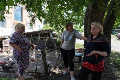 Ольга (праворуч), двоюрідна сестрі загиблих братів Мосейчуків. Калинівка, 14 липня 2026 року Ольга (праворуч), двоюрідна сестрі загиблих братів Мосейчуків. Калинівка, 14 липня 2026 року