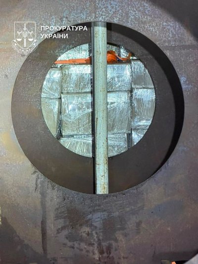 Заховані сигарети в газовій цистерні вантажівки, які водій намагався незаконно вивезти з України Заховані сигарети в газовій цистерні вантажівки, які водій намагався незаконно вивезти з України