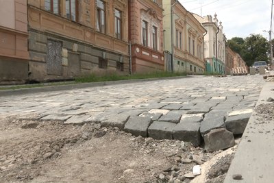 Бруківка, яку виклали на проїжджій частині вулиці Фучика у Чернівцях під час проведення капітального ремонту Бруківка, яку виклали на проїжджій частині вулиці Фучика у Чернівцях під час проведення капітального ремонту