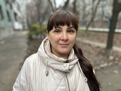 "Втекла під час транспортування". У середмісті Дніпра самиця павича майже тиждень сидить на дереві "Втекла під час транспортування". У середмісті Дніпра самиця павича майже тиждень сидить на дереві