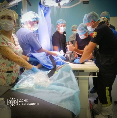 Медики спільно з рятувальниками вивільнили руку дитини Медики спільно з рятувальниками вивільнили руку дитини