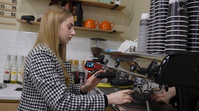 Донька вшанувала пам’ять загиблого на фронті батька, відкривши кав’ярню на його честь у Вінниці Донька вшанувала пам’ять загиблого на фронті батька, відкривши кав’ярню на його честь у Вінниці