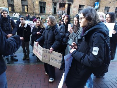 "Не прийшов на пару — плати": студенти київського вишу протестували проти відпрацювання прогулів за гроші "Не прийшов на пару — плати": студенти київського вишу протестували проти відпрацювання прогулів за гроші