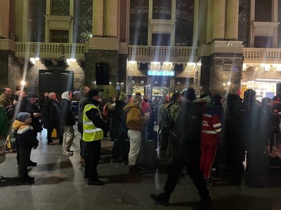 "Навіть маленьке світло дає надію": на київському вокзалі пасажирам видаватимуть свічки "Навіть маленьке світло дає надію": на київському вокзалі пасажирам видаватимуть свічки