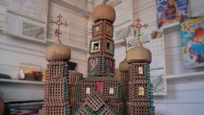 На Вінниччині чоловік перетворює сірники на мініатюрні храми, млини та будиночки На Вінниччині чоловік перетворює сірники на мініатюрні храми, млини та будиночки