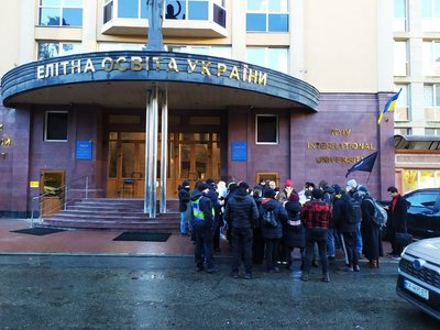 "Не прийшов на пару — плати": студенти київського вишу протестували проти відпрацювання прогулів за гроші "Не прийшов на пару — плати": студенти київського вишу протестували проти відпрацювання прогулів за гроші