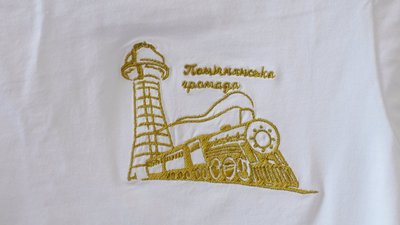 На Кіровоградщині переселенка вишиває символи громади, яка стала їй другим домом, і у такий спосіб допомагає війську На Кіровоградщині переселенка вишиває символи громади, яка стала їй другим домом, і у такий спосіб допомагає війську
